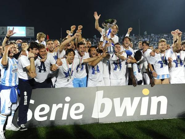 Italiens Zweitliga-Meister Pescara Calcio feiert den fünften Aufstieg der Vereinsgeschichte in die Serie A. Die "Delphine", so der Spitzname des Klubs, hatten die gesamte vergangene Saison über mit Offensiv-Fußball der Extraklasse geglänzt. Am Ende hieß es Platz eins mit 90:55 Toren.