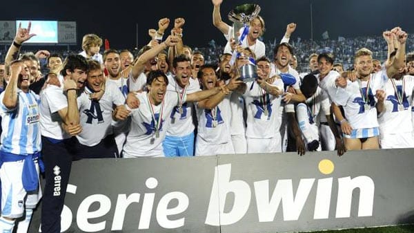 Italiens Zweitliga-Meister Pescara Calcio feiert den fünften Aufstieg der Vereinsgeschichte in die Serie A. Die "Delphine", so der Spitzname des Klubs, hatten die gesamte vergangene Saison über mit Offensiv-Fußball der Extraklasse geglänzt. Am Ende hieß es Platz eins mit 90:55 Toren.