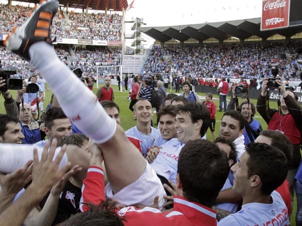Der ehemalige Champions-League-Teilnehmer Celta Vigo darf nach fünf Jahren Abstinenz wieder in der Primera Division mitmischen. Am letzten Spieltag reichte den Galiziern ein Unentschieden gegen Cordoba zum direkten Wiederaufstieg. Vor allem Stürmer Iago Aspas war mit 23 Toren einer der Garanten für die Rückkehr ins spanische Oberhaus. Celta Vigo hatte zuletzt mit finanziellen Problemen zu kämpfen und wäre 2009 fast in die dritte Liga abgestiegen.