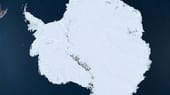 Leben auf dem Eis: Zu einer Karte der Antarktis haben die "Landsat"-Späher wichtige Daten beigetragen. Auf den Satellitenaufnahmen entdeckten Forscher etwas Besonders: Neben Pinguinen, Steinen und Eisblöcken sichteten sie auch Pinguinkot. Mittels moderner Bildbearbeitung und Schätzungen konnten sie so die Zahl der Kaiserpinguine in der Antarktis nach oben korrigieren.