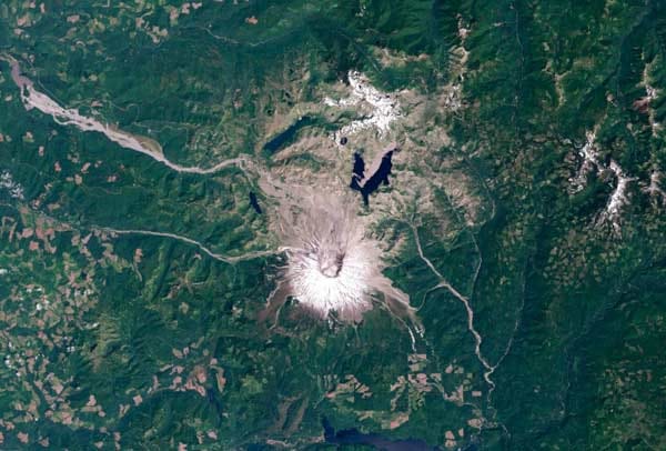 Mount St. Helens: Am 18. Mai 1980 brach der Vulkan im US-Bundesstaat Washington aus. Das umliegende Gebiet hat sich in den vergangenen Jahrzehnten langsam von der Katastrophe erholt, was Aufnahmen von "Landsat" 2,3,5 und 7 illustrieren. Doch auch im Jahr 2011 (Aufnahme) sind die Spuren des Ausbruchs noch immer zu erkennen.