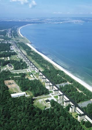 Der wohl bekannteste militärisch genutzte Bau ist der "Koloss von Prora" zwischen Sassnitz und Binz auf der Ferieninsel Rügen. Acht Häuserblöcke, die zusammen viereinhalb Kilometer lang sind, stehen am Strand der Ostseeinsel.