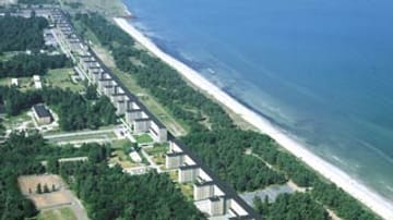 Der wohl bekannteste militärisch genutzte Bau ist der "Koloss von Prora" zwischen Sassnitz und Binz auf der Ferieninsel Rügen. Acht Häuserblöcke, die zusammen viereinhalb Kilometer lang sind, stehen am Strand der Ostseeinsel.