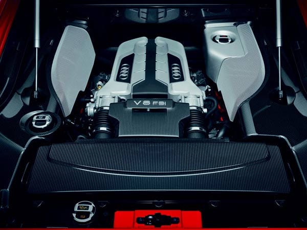Der Achtzylinder beschleunigt das R8 Coupé mit dem S-Tronic-Getriebe aus dem Stand in 4,3 Sekunden auf 100 km/h. Die Höchstgeschwindigkeit liegt bei 300 bzw. 302 km/h.