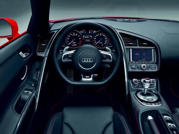 Audi R8: Das Cockpit in Monoposto-Optik. Das Lenkrad trägt das neue R8-Logo.