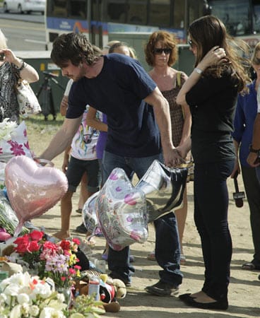 Hier legt Christian Bale den Blumenstrauß zum Andenken an die Opfer des Blutbads nieder.