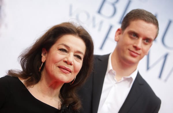 Mit Schauspieler Dieter Wedel hat sie einen Sohn namens Dominik (re.). Er wurde 1981 geboren.