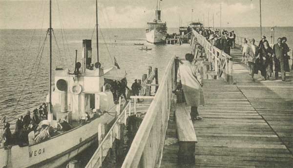 Am 28. Juli 1912 - knapp vier Monate nach dem Untergang des Luxusdampfers Titanic - ereignete sich im Seebad Binz auf Rügen einer der tragischsten Unfälle der deutschen Badetourismus-Geschichte. Am 28. Juli 1912 - knapp vier Monate nach dem Untergang des Luxusdampfers Titanic - ereignete sich im Seebad Binz auf Rügen einer der tragischsten Unfälle der deutschen Badetourismus-Geschichte.