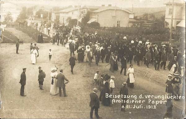 Unter der Last von bis zu 100 Menschen brach der Brückenkopf der Seebrücke zusammen und riss die überraschte Menge in die Tiefe. Das sichere Ufer im Blick ertranken 14 Menschen. Zwei starben in den folgenden Tagen an den Verletzungen. Das Bild zeigt einen Trauermarsch für die Opfer. Unter der Last von bis zu 100 Menschen brach der Brückenkopf der Seebrücke zusammen und riss die überraschte Menge in die Tiefe. Das sichere Ufer im Blick ertranken 14 Menschen. Zwei starben in den folgenden Tagen an den Verletzungen. Das Bild zeigt einen Trauermarsch für die Opfer.