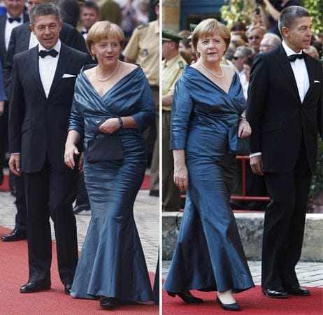 Es ist nicht das erste Mal, dass die Kanzlerin ihre Festrobe recycelt. Die Bilder sehen zwar fast identisch aus, stammen aber aus zwei unterschiedlichen Jahren. Links ist Angela Merkel mit Ehemann Joachim Sauer bei der Eröffnung der Bayreuther Festspiele 2008 zu sehen, rechts bei der Premiere 2012.