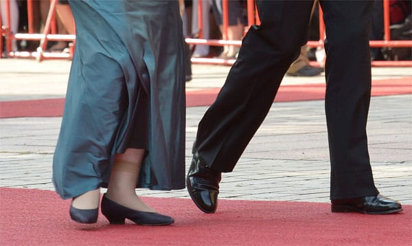 Die Kanzlerin leistete sich bei ihrem Bayreuth-Outfit 2012 einen Fashion-Fauxpas. Unter ihrer bodenlange Robe lugten immer wieder Seidensöckchen hervor, die Merkel in schwarzen Pumps trug und die bis kurz über den Knöchel gingen.
