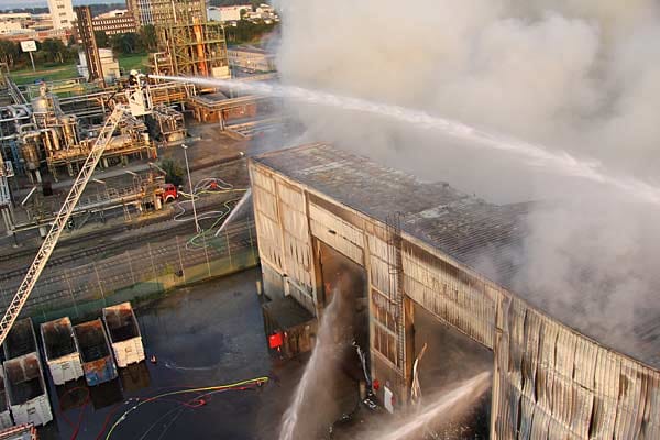 Großbrand in Köln: Im Stadtteil Niehl ist eine Mülllagerhalle in Brand geraten. Die Feuerwehr muss einen Teil des Gebäudes einreißen, um an die Flammen zu kommen.