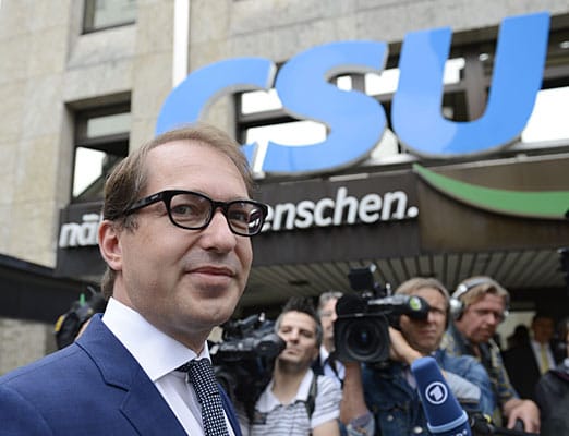 Kaum wiederzuerkennen: CSU-Generalsekretär Alexander Dobrindt mit stylischer Brille und einigen Kilos weniger auf den Rippen.