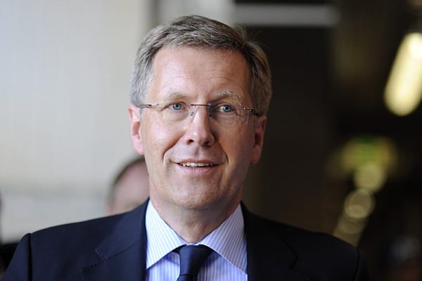 So kennt man Christian Wulff über Jahre als Ministerpräsident von Niedersachsen und später als Bundespräsident. Nett, dynamisch und ein bisschen bieder.