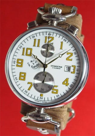 Als Vorbild hierzu dienen die entsprechenden Uhren aus den Jahren 1910 - 1920. Das polierte Edelstahlgehäuse ist mittels beweglicher Bandanstöße auf dem Lederband angebracht. Wie bei einer Taschenuhr erfolgen Aufzug und Bedienung der Stoppeinheit bei Position "12".