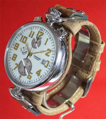 Lange wurde von dieser "Kirowa" berichtet und nun ist sie endlich lieferbar: die "Retro" von Kirowa fällt aus dem üblichem Rahmen des Armbanduhrendesigns und sieht eher wie eine Taschenuhr am Handgelenk aus. Mehr Retro geht nicht: So sahen russische Uhren nach dem Ersten Weltkrieg aus. 425 Euro.