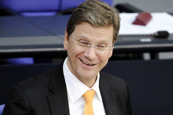 Neue Brille, neues Leben? Auch bei Guido Westerwelle hat der Tausch der Sehhilfe zu einer veränderten Wahrnehmung geführt. Laut, schrill und FDP-Vorsitzender - das war einmal.