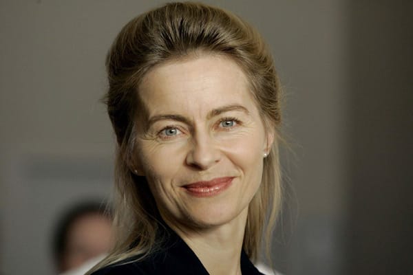 Ihre tantenhaften langen Haare bringen der damaligen Familienministerin Ursula von der Leyen den Spitznamen "Röschen" ein.