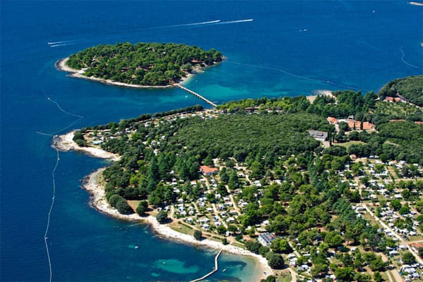 Es gibt Ferienanlagen, in denen man den gesamten Urlaub ganz ohne Kleider verbringen kann. Das "Camp Koversada" in Kroatien gehört zu den ältesten und beliebtesten FKK-Resorts.