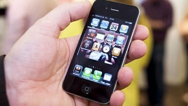 Linkshändige Bedienung bei der Konstruktion vergessen: Apple iPhone 4