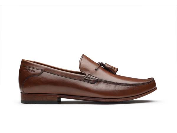 Die Slipper von Clarks in braunem Leder sind ein klassischer Begleiter für Ihre Füße. Ab 80 Euro werden Sie fündig.