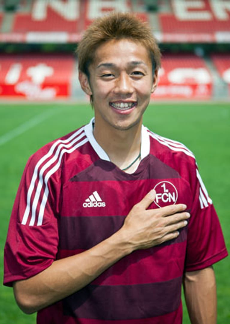 Der Neuzugang des 1. FC Nürnberg Hiroshi Kiyotake posiert im neuen Trikot der Franken.