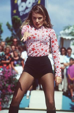Nach ihrem Durchbruch als Sängerin mit "Locomotion" ging es Schlag auf Schlag weiter: 1991 war sie mit der Single "Shocked" die erste Plattenkünstlerin, deren erste 13 Singles sich in den britischen Top Ten platzieren konnten.