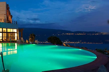 Der Pool des Lefay Resort & Spa bietet einen tollen Blick