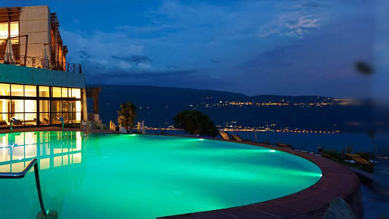 Der Pool des Lefay Resort & Spa bietet einen tollen Blick
