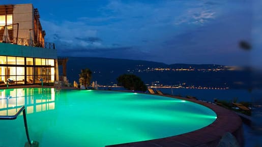 Der Pool des Lefay Resort & Spa bietet einen tollen Blick