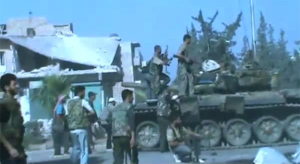 Kämpfer der Freien Syrischen Armee (FSA) beim Vormarsch auf Aleppo. Nachdem in den letzten Tagen in der Hauptstadt Damaskus heftig gekämpft wurde, richtet sich der Fokus beider Konfliktparteien auf die Wirtschaftsmetropole im Norden des Landes.