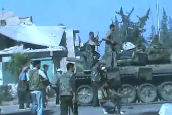 Kämpfer der Freien Syrischen Armee (FSA) beim Vormarsch auf Aleppo. Nachdem in den letzten Tagen in der Hauptstadt Damaskus heftig gekämpft wurde, richtet sich der Fokus beider Konfliktparteien auf die Wirtschaftsmetropole im Norden des Landes.