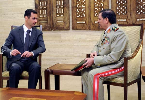 Kurzzeitig wird auch über eine Flucht von Präsident Assad spekuliert. Dann zeigt sich der Machthaber mit dem neuen Verteidigungsminister im Staatsfernsehen.