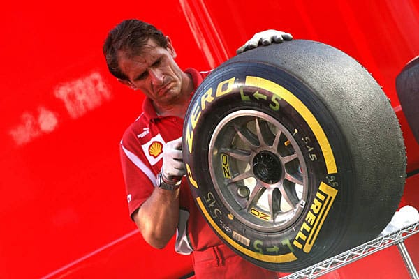 Ein Ferrari-Mechaniker präpariert einen Reifen für die Punktejagd in Ungarn.