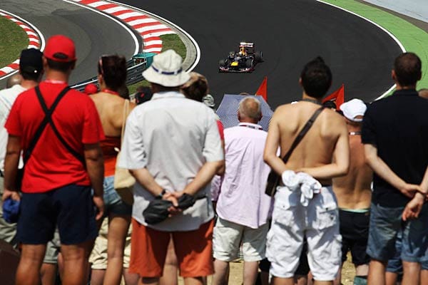 Fans am Hungaroring beobachten Sebastian Vettel bei der Arbeit.