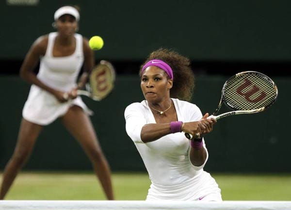 Serena Williams nimmt bei Olympia sowohl im Einzel- als auch im Doppelwettbewerb teil. Sie zählt mit 10,6 Millionen Jahreseinkommen zu den bestbezahlten weiblichen Sportlerinnen. Mit ihrer Schwester Venus (im Hintergrund) tritt sie im olympischen Doppel an.