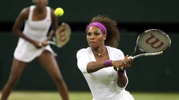 Serena Williams nimmt bei Olympia sowohl im Einzel- als auch im Doppelwettbewerb teil. Sie zählt mit 10,6 Millionen Jahreseinkommen zu den bestbezahlten weiblichen Sportlerinnen. Mit ihrer Schwester Venus (im Hintergrund) tritt sie im olympischen Doppel an.