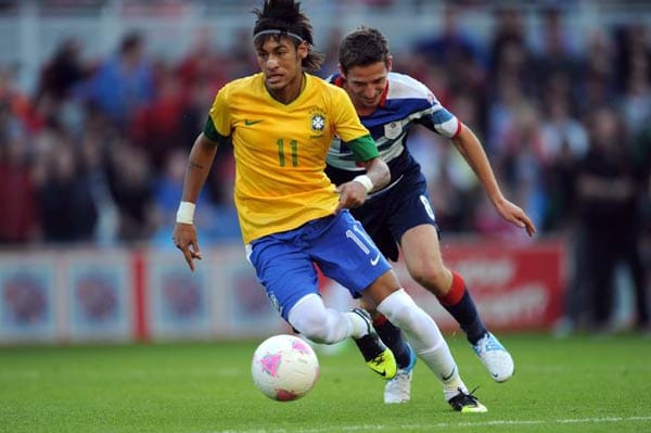 Der Brasilianer Neymar verdient geschätzte 14,4 Millionen Euro jährlich. Bislang ist er seiner Heimat treu geblieben und spielt beim FC Santos. Ein Wechsel nach Europa würde sich sicher auch finanziell auszahlen. Doch vorher strebt das Jahrhundert-Talent mit Brasilien Olympia-Gold an.