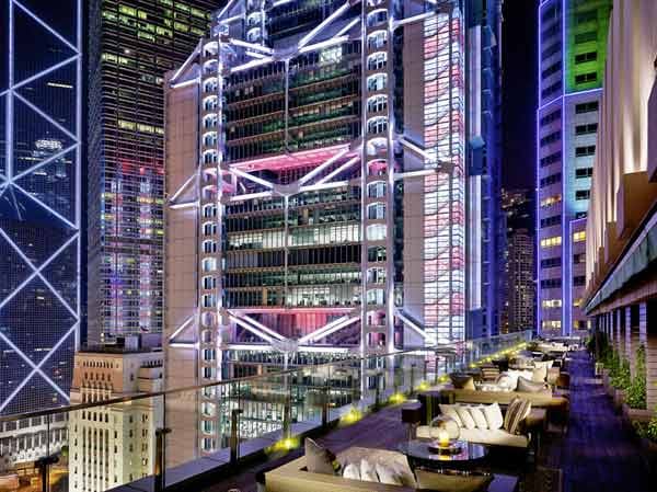 Das Restaurant "Sevva" in Hong Kong, China, befindet sich im 25. Stock eines wichtigen Einkaufs- und Bürogebäudes und bietet den Gästen einen 360-Grad-Panorama-Blick.
