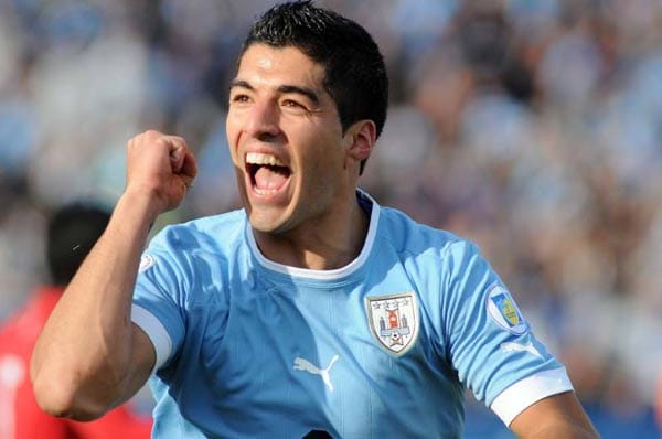 Der uruguayische Fußball-Nationalspieler Luis Suarez soll 6,4 Millionen Euro pro Jahr verdienen. Er wurde in seiner Heimat zum Spieler des Jahres 2011 gekührt und strebt in London Edelmetall an.
