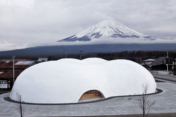 Das Restaurant "Hoto Fudo" in Yamanashi, Japan, liegt wie eine weiße Höhle am Fuße des Mount Fuji. Nur bei kaltem Wetter werden die Höhleneingänge mit Schiebetüren aus Acrylglas geschlossen. Eine Klimaanlage gibt es nicht, da die Stahlbetonschale temperaturregulierend wirkt. Für das Design wurden die Architekten mit mehreren Awards ausgezeichnet.