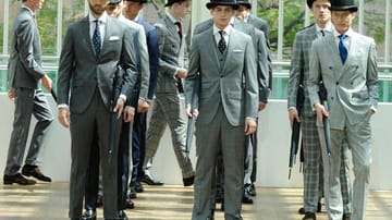 Jeder Anzug hat seine typischen Merkmale. Die beiden linken Modelle zeigen eine moderne Variante des amerikanischen Anzugs mit einreihig, zweiknöpfigen Jackett, runder Schulter und schmalem Revers. Bei dem Modell in der Mitte ist der weite Schnitt der Hose ebenfalls im "American Style".
