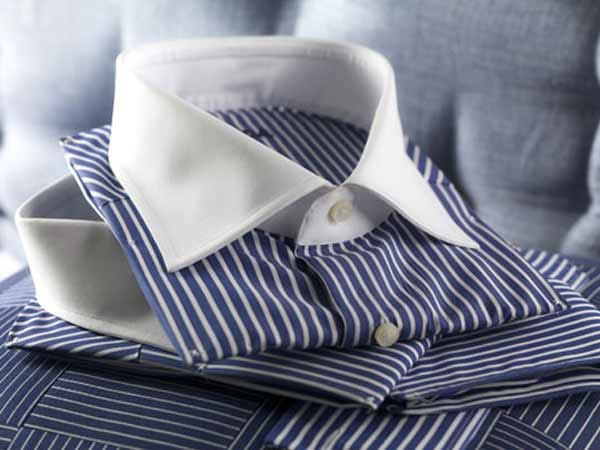 Der breitere Hai-Kragen ist optimal für Businessanzüge und wird bevorzugt geschlossen getragen. Hier bietet sich ein eleganter doppelter oder einfacher Windsorknoten bei der Krawatte an. Mehr über das perfekte Hemd lesen Sie hier.