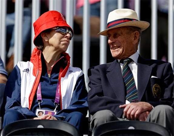 Die beiden haben Spaß: Prinzessin Anne und Prinz Philip sitzen beim Olympischen Vielseitigkeitswettbewerb im Publikum.