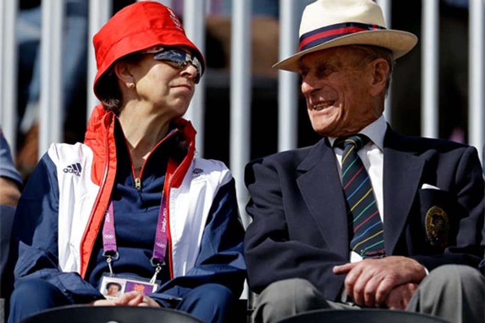 Die beiden haben Spaß: Prinzessin Anne und Prinz Philip sitzen beim Olympischen Vielseitigkeitswettbewerb im Publikum.