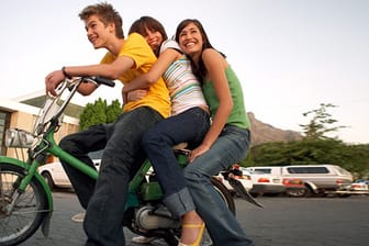 Gerade Jugendliche sind auf Mofas und anderen motorisierten Zweirädern gefährdet.