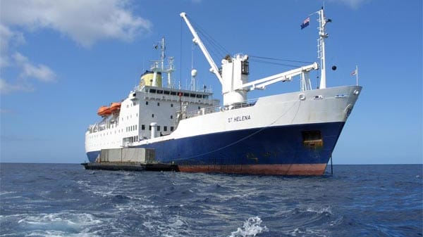 Die "St. Helena" ist das letzte noch tatsächlich als Postschiff verkehrende Royal Mail Ship (RMS) und fährt standesgemäß unter britischer Flagge. Ihre Fahrtroute verbindet die Atlantik-Inseln St. Helena und Ascension mit Kapstadt und stellt für St. Helena die einzige regelmäßige Verbindung zum Festland dar. Besitzer: St. Helena Line; Länge: 105 m; Breite: 19,20 m; Passagierkapazität: 128; Indienststellung: 1989