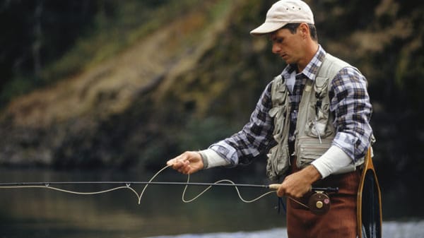 Angler beim Fliegenfischen.