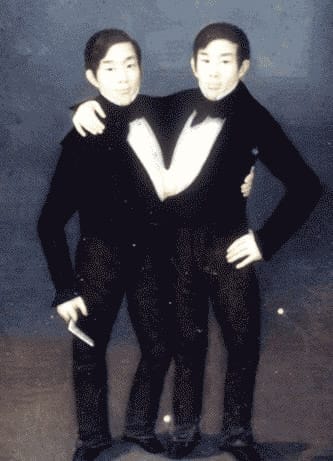Auf Chang und Eng Bunker geht der Name "siamesische Zwillinge" zurück. Die Brüder wurden 1811 im damaligen Siam (heute Thailand) geboren. Die beiden waren seitlich miteinander verwachsen und wurden auf Jahrmärkten in aller Welt als Sensation ausgestellt.