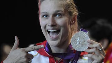 Degenfechterin Britta Heidemann gewinnt am dritten Wettkampftag mit Silber die ersehnte erste Medaille für das deutsche Olympia-Team. Vier Jahre nach ihrem Gold-Triumph in Peking unterliegt sie im Finale Jana Schemjakina mit 8:9 nach Verlängerung.